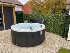 Jacuzzi rond python dans un jardin