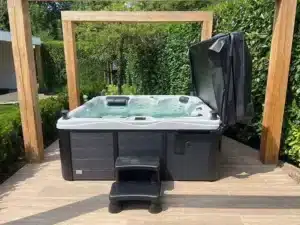 jacuzzi noir avec marchepied et couverture