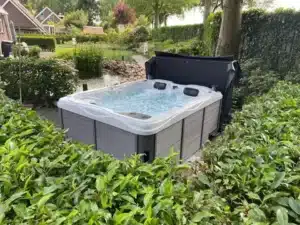 jacuzzi dans le jardin avec une housse