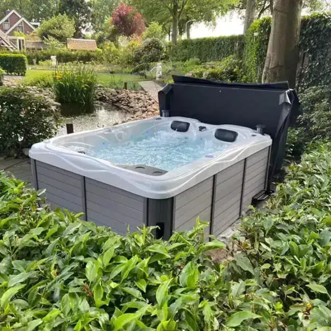 jacuzzi dans le jardin avec une housse