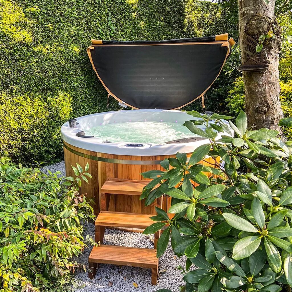 jacuzzi rond dans le jardin