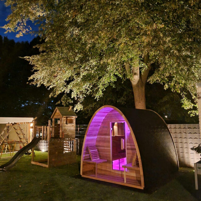 Autre point de vue sur le Sauna pod Knotty Red Cedar