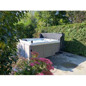 jacuzzi dans le jardin